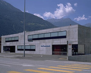 Foto Wohn- und Geschäftshaus mit Banklokal, Gampel