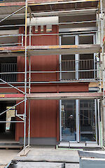 Wohnüberbauung Elefantenweg: Musterfassade steht